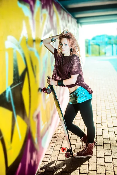 Retrato Adolescente Con Tabla Skate Largo Pie Contra Pared Aire — Foto de Stock