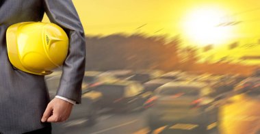 Yüzü yok, tanınmayan kişi. mühendis veya işçi holding sarı kask işçi güvenliği için gövde 