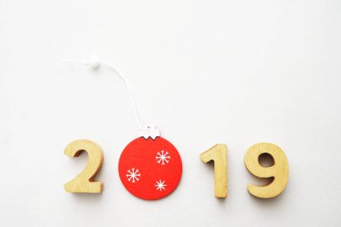 mutlu yeni yıl 2019 kartı, beyaz arka plan üzerinde izole. kırmızı ahşap Noel oyuncak. 