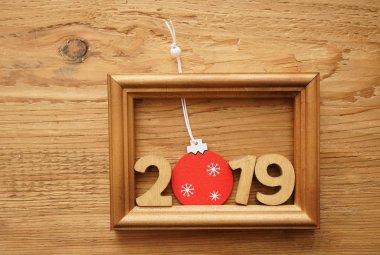 2019 mutlu yeni yıl. Ahşap ahşap masa arka plan üzerinde resim çerçevesi sayısında.
