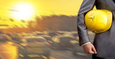 Yüzü yok, tanınmayan kişi. mühendis veya işçi holding sarı kask işçi güvenliği için gövde 