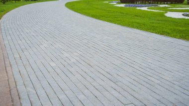  taş yol parkta. parkta yeşil çim çim ile beton yolu 