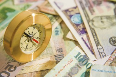 Altın Pusula ile differets ülkelerin para faturaları. boş kopya alanı yazıt veya nesneler için. Para birimi ve pusula kadar kapatın. iş, financical fikir, kavram, kriz, enflasyon sembolü