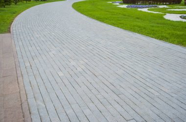  taş yol parkta. parkta yeşil çim çim ile beton yolu 