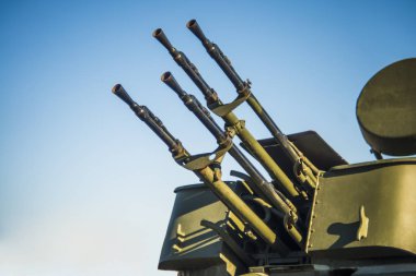 İkinci Dünya Savaşı mavi gökyüzü arka plan üzerinde uçaksavar silahı. 