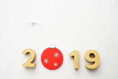 mutlu yeni yıl 2019 kartı, beyaz arka plan üzerinde izole. kırmızı ahşap Noel oyuncak. 