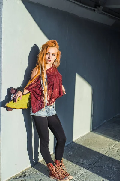 Πορτρέτο Του Teen Κορίτσι Πολύ Skate Διοικητικό Συμβούλιο Στέκεται Γκρίζο — Φωτογραφία Αρχείου