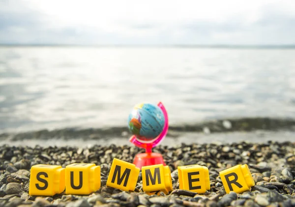 Globus Und Sommerwort Aus Würfeln Mit Buchstaben Strand Küste Hintergrund — Stockfoto