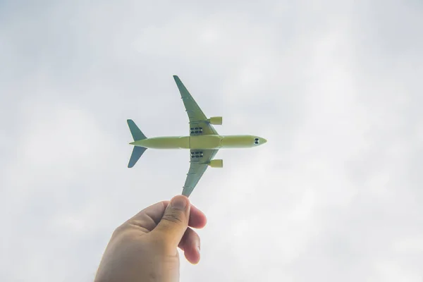 Model Uçak Güneşli Gökyüzü Bir Arka Plan Üzerinde Tutan Eller — Stok fotoğraf