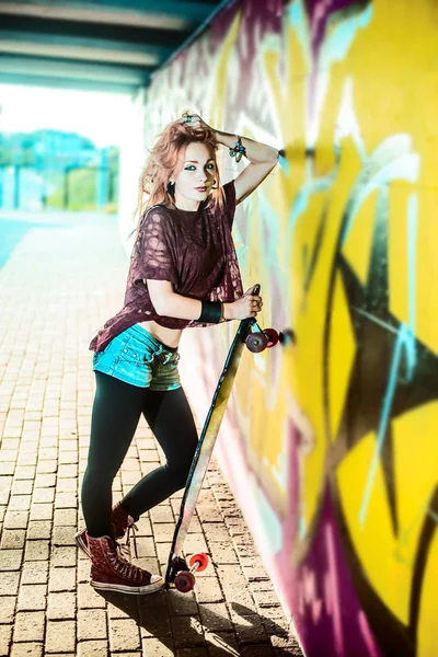 Retrato Adolescente Con Tabla Skate Largo Pie Contra Pared Aire — Foto de Stock