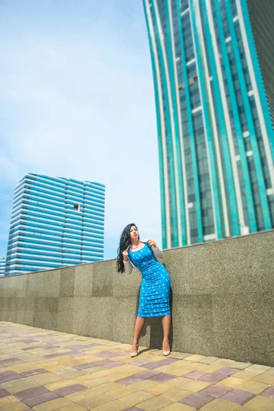 Belle Asiatique Jeune Femme Portant Sexy Robe Bleue Marche Dans — Photo
