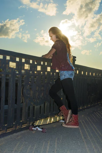 Νέοι Όμορφο Κορίτσι Στέκεται Πάνω Γέφυρα — Φωτογραφία Αρχείου