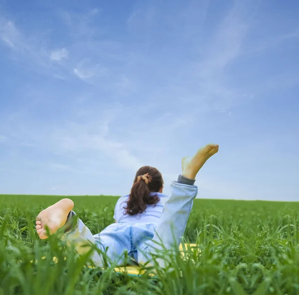 Ung Kvinna Liggande Färskt Grönt Gräs Sommar Säsongen Oigenkännlig Person — Stockfoto