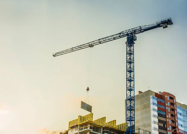 Local Construção Com Guindaste Construção Amarelo Fundo Céu Azul — Fotografia de Stock