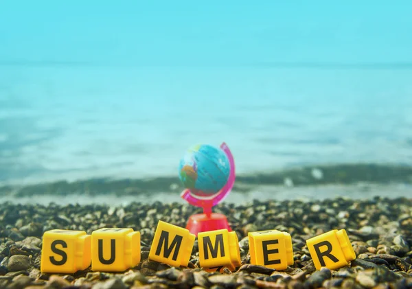 Globus Und Sommerwort Aus Würfeln Mit Buchstaben Strand Küste Hintergrund — Stockfoto