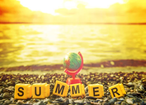 グローブと夏の単語は文字を持つキューブに成っています ビーチ 海岸の背景 — ストック写真