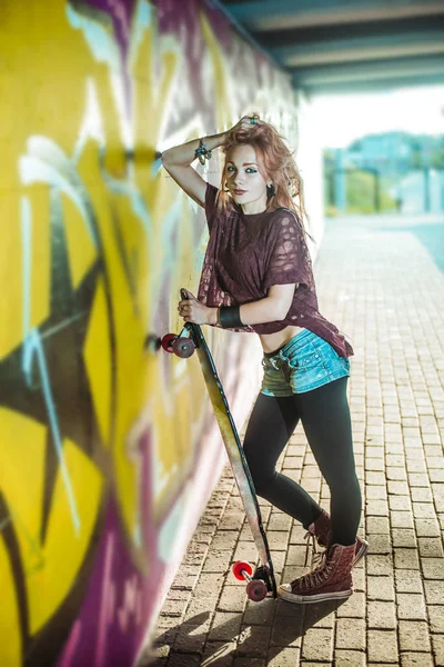 Retrato Adolescente Con Tabla Skate Largo Pie Contra Pared Aire — Foto de Stock