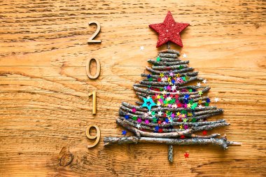 2019 yeni yıl kartı, Kızılyıldız yukarıdaki ile Noel ağacı. 