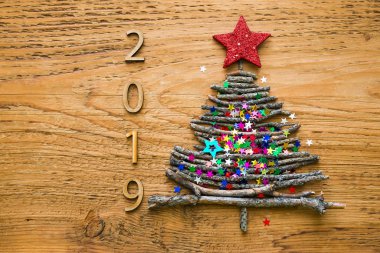 2019 yeni yıl kartı, Kızılyıldız yukarıdaki ile Noel ağacı. 