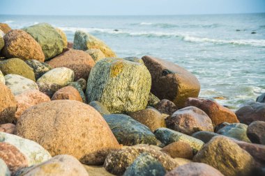 Sahilde okyanus su içinde büyük taşlar temizleyin.