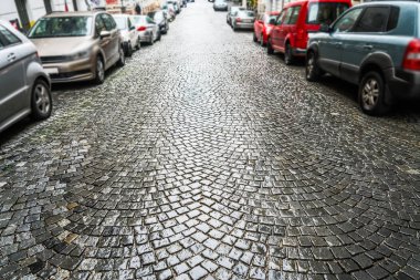 Vienna, Avusturya - 08 Kasım 2017: Küçük Avrupa yoIda yağmurlu günde otopark arabalar, 