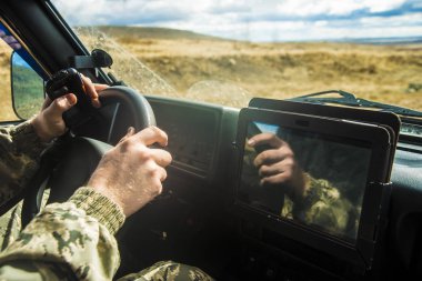  tablet ekran bilgisayar ile arabadaki adam.