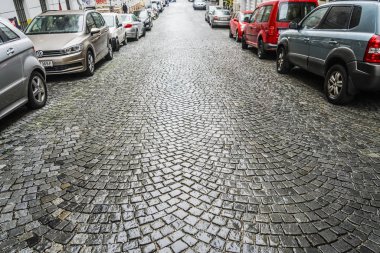Vienna, Avusturya - 08 Kasım 2017: Küçük Avrupa yoIda yağmurlu günde otopark arabalar, 