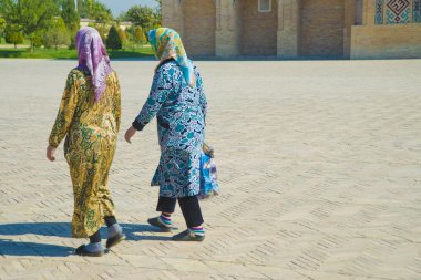 geri dikiz Müslüman kadınların moda elbiseler. Asyalı kadınlar seyahat 