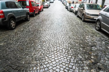 Vienna, Avusturya - 08 Kasım 2017: Küçük Avrupa yoIda yağmurlu günde otopark arabalar, 