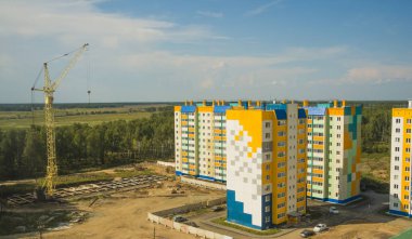 Yeni yüksek katlı renkli monolith ve tuğla evler. Çok katlı Evleri inşaatı. Rusya, 