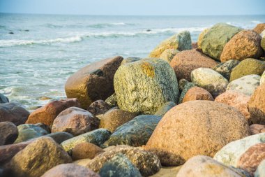 Sahilde okyanus su içinde büyük taşlar temizleyin.