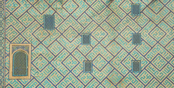 Semerkand, Özbekistan - 13 Ekim 2016: Şah-ı-Zinda memorial kompleksi Necropolis'e Semerkand, Özbekistan. UNESCO Dünya Heritage.Tourists Şah-ı-Zinda Memorial kompleksi