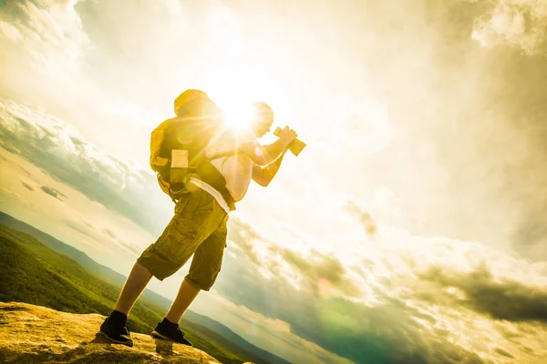 Turista Fotógrafo Está Mirando Través Prismáticos Cielo Nublado Soleado Desde — Foto de Stock