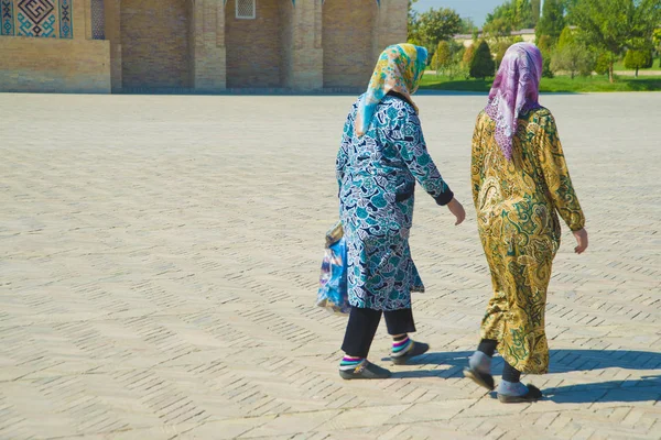 Visão Traseira Traseira Mulheres Muçulmanas Vestidos Moda Viajando Mulheres Asiáticas — Fotografia de Stock