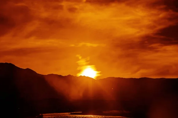 Pôr Sol Vale Montanha Iluminado Pelos Raios Laranja Sol Silhuetas — Fotografia de Stock