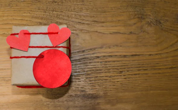 Коробка Прив Язана Рожевою Стрічкою Прикрашена Паперовими Сердечками Міткою Шпильки — стокове фото