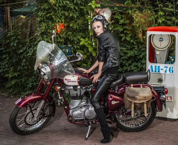 Moskau Russland Juli 2016 Stylische Biker Frau Und Retro Vintage — Stockfoto
