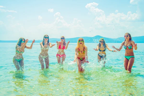 Widok Grupy Przyjaciół Bawiących Się Plaży Tropikalnej — Zdjęcie stockowe