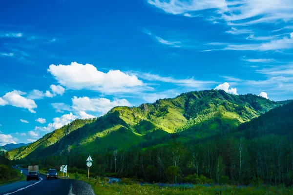 Asfalterad Väg Gröna Kullar Och Berg Ryssland Blå Himmel Med — Stockfoto