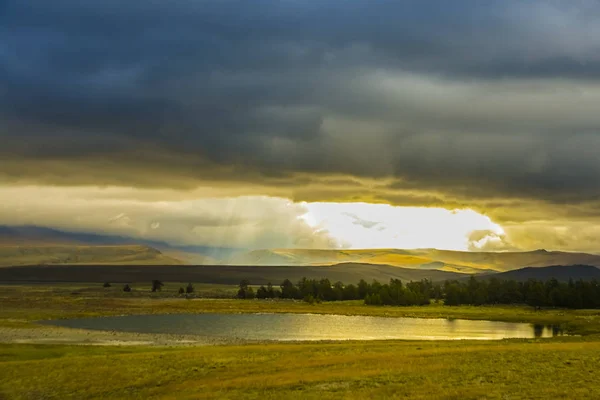 Vista Montaña Por Mañana Una Hermosa Vista Del Lago Tranquilo —  Fotos de Stock