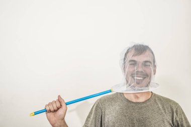 Kepçe net, ısırgan beyaz arka plan üzerinde izole erkek kafasında.