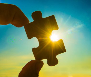 bir yandan gökyüzü arka plan ile bulmaca parçası bağlanmaya çalışıyor. dernek ve bağlantı. iş stratejisi. kopya alanı