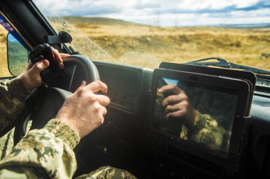  tablet ekran bilgisayar ile arabadaki adam.