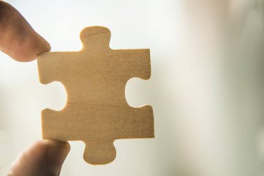 bir yandan gökyüzü arka plan ile bulmaca parçası bağlanmaya çalışıyor. dernek ve bağlantı. iş stratejisi. kopya alanı