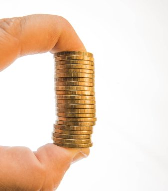 Paralar arasında iki parmak, iş fikirleri tutan insan el el. Beyaz arka plan üzerinde izole 