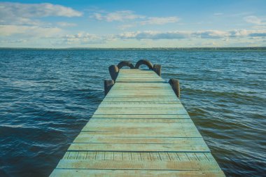 Rondinara plaj turkuaz su duba. Uzun boş ahşap iskele. 