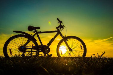 Gün batımı bulutlar bisiklet ile arka plan. hiçbir insan. dağ bisikleti. Güneşli. 