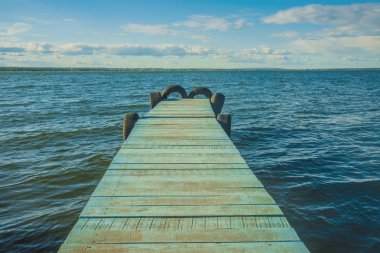 Rondinara plaj turkuaz su duba. Uzun boş ahşap iskele. 