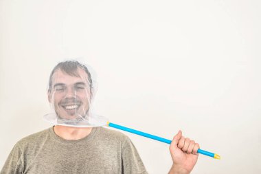 Kepçe net, ısırgan beyaz arka plan üzerinde izole erkek kafasında.