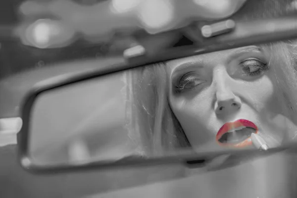 Mujer Rubia Joven Aplicando Brillo Labios Espejo Del Coche Reflexión —  Fotos de Stock